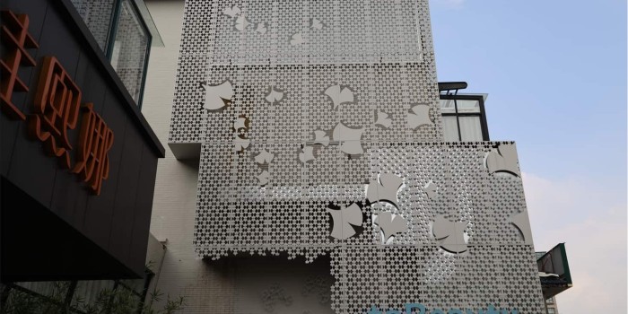 鋁單板廠家帶你了解沖孔鋁單板有什么優勢？可以應用于哪些領域？