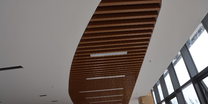 便宜的鋁單板哪里有？24年鋁單板廠家建議：避免踩到低價鋁單板的坑